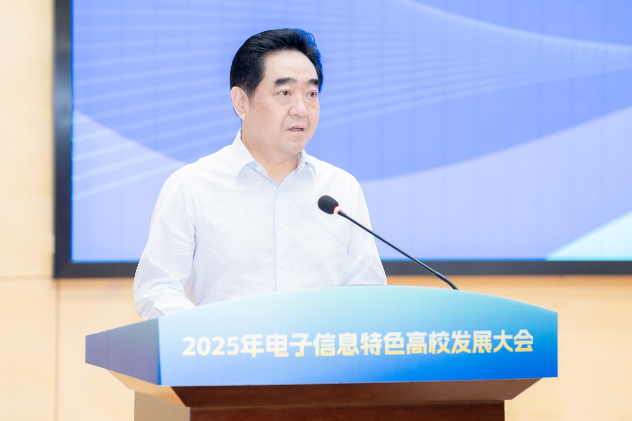 4-江苏省人大常委会副主任、党组副书记张爱军致辞.jpg