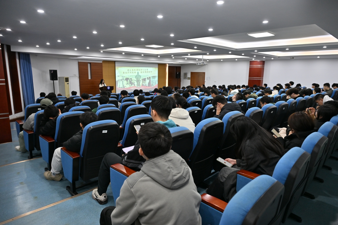 图片3 但虹英同学正在宣讲.jpg