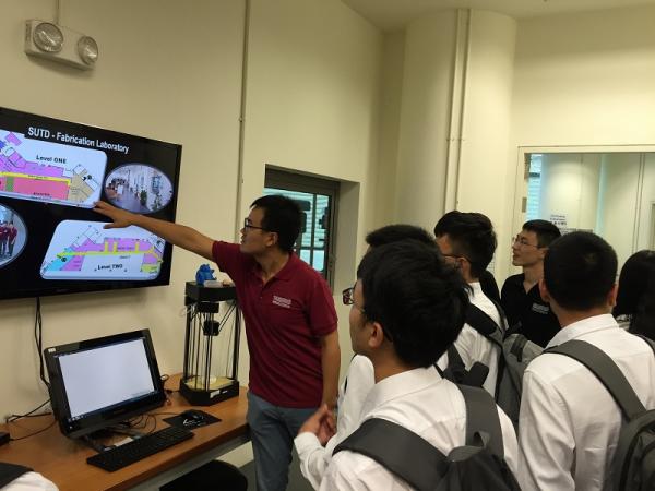 参观新加坡科技技术大学实验室.jpg
