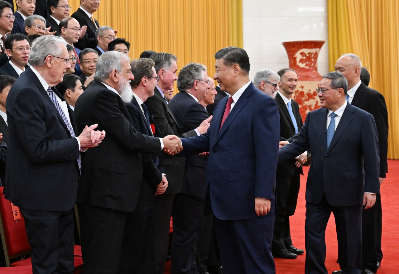 2024年 6月，国家主席习近平与国际科学技术合作奖获奖者裴德乐教授亲切握手.jpg