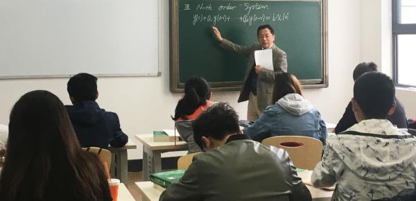 吕幼新老师正在上《信号与系统》课程 (2).JPG