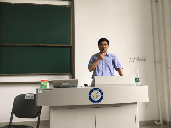 汤浩博士给青年老师和同学讲解质子交换膜燃料电池的相关知识.jpg