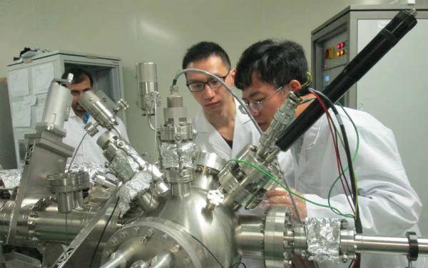指导学生实验的王志明.jpg