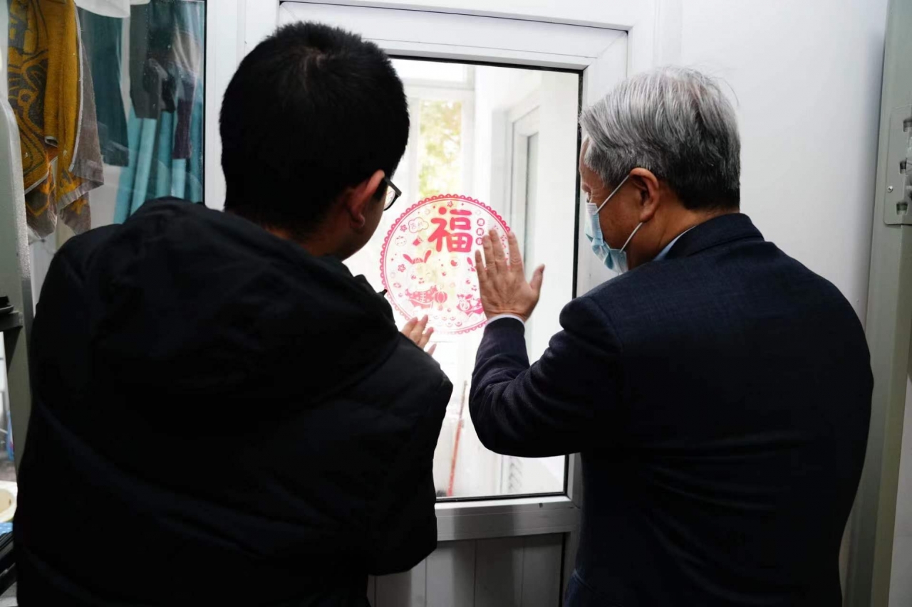 贴窗花.jpg