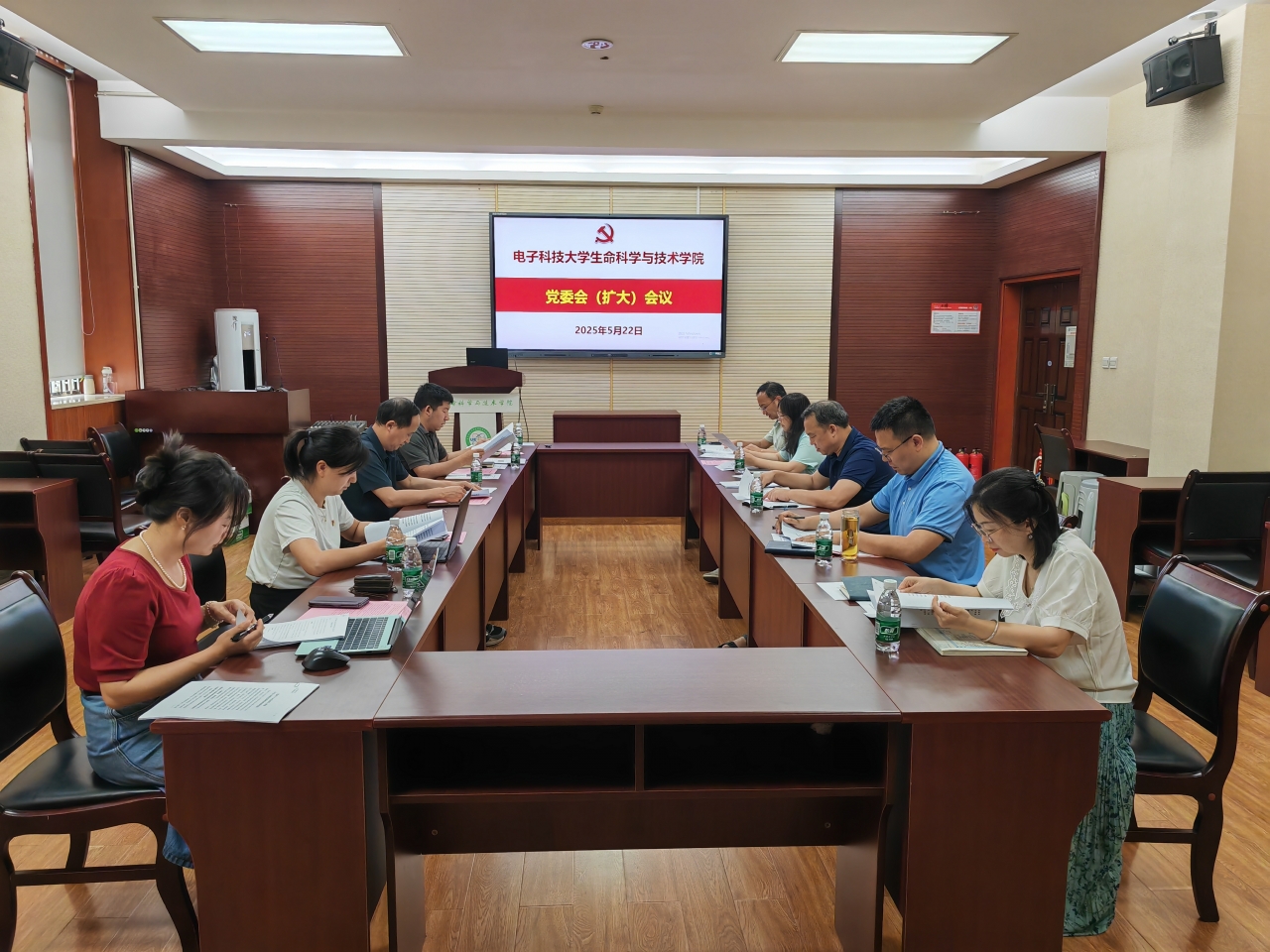 01-1微信图片_20250522145454【学院召开党委会（扩大）会议，学习《成效和经验》《八项规定改变中国》和《讲话》等内容，领学，安全工作会议1正常】.jpg