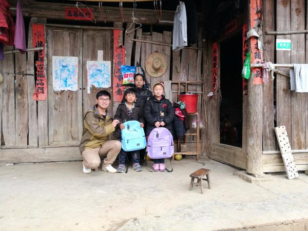 今年春节赵冰为贫困学子送去慰问品，在杨琪琪家门前合影（右一）.jpg