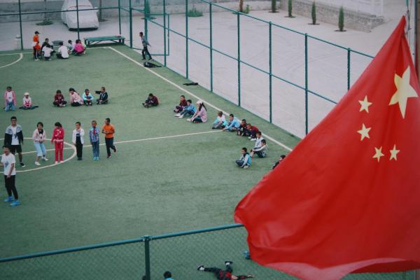 和孩子们在操场上玩耍.jpg