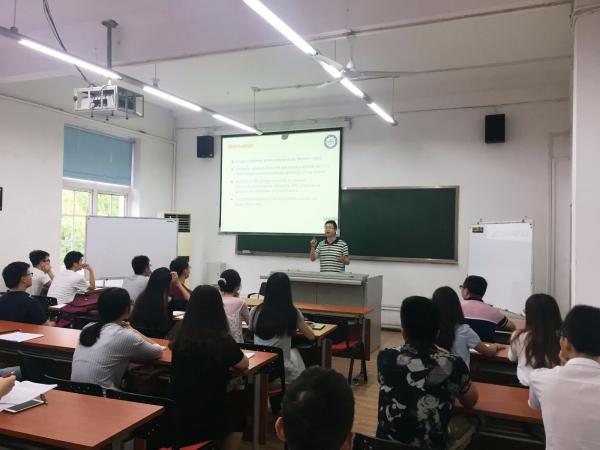 学生上课.jpg