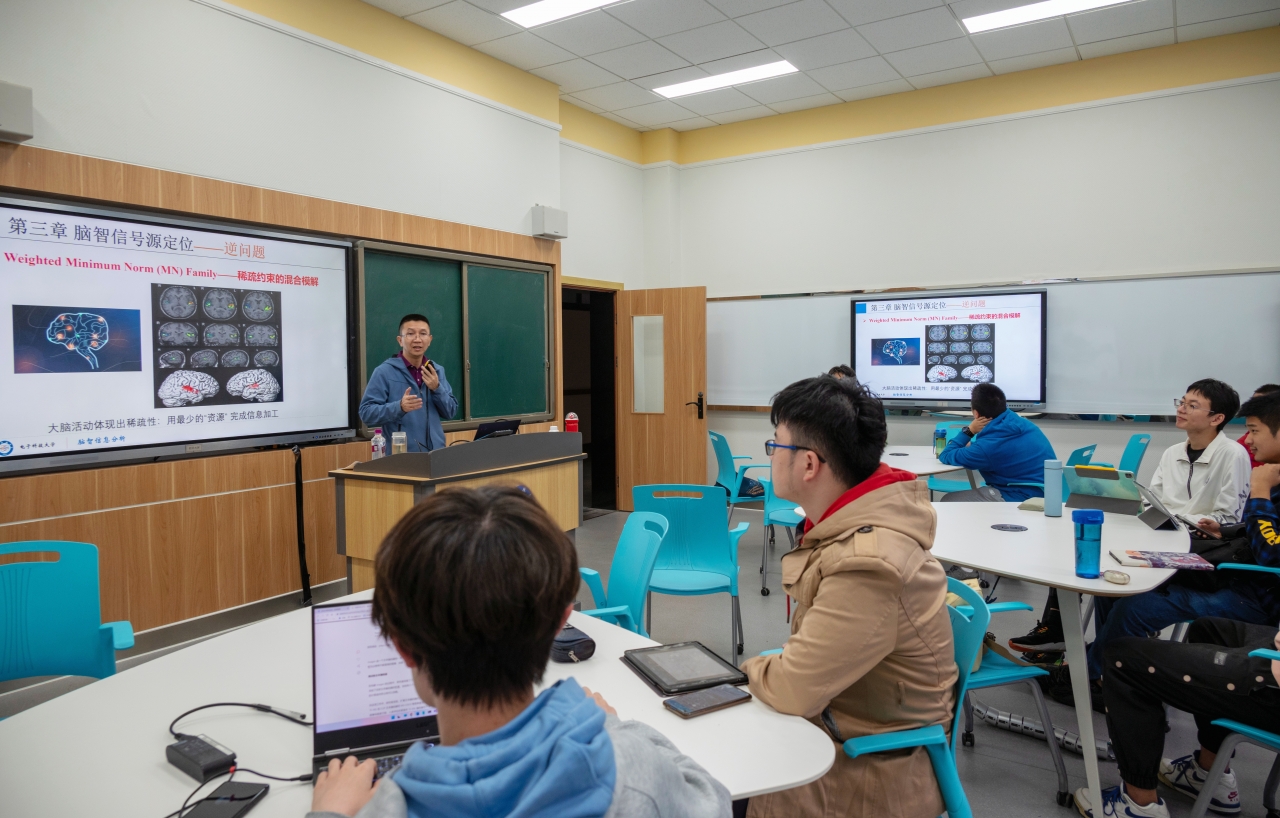 徐鹏给生命学院科研育人“脑智明珠”计划的同学们授课.jpg