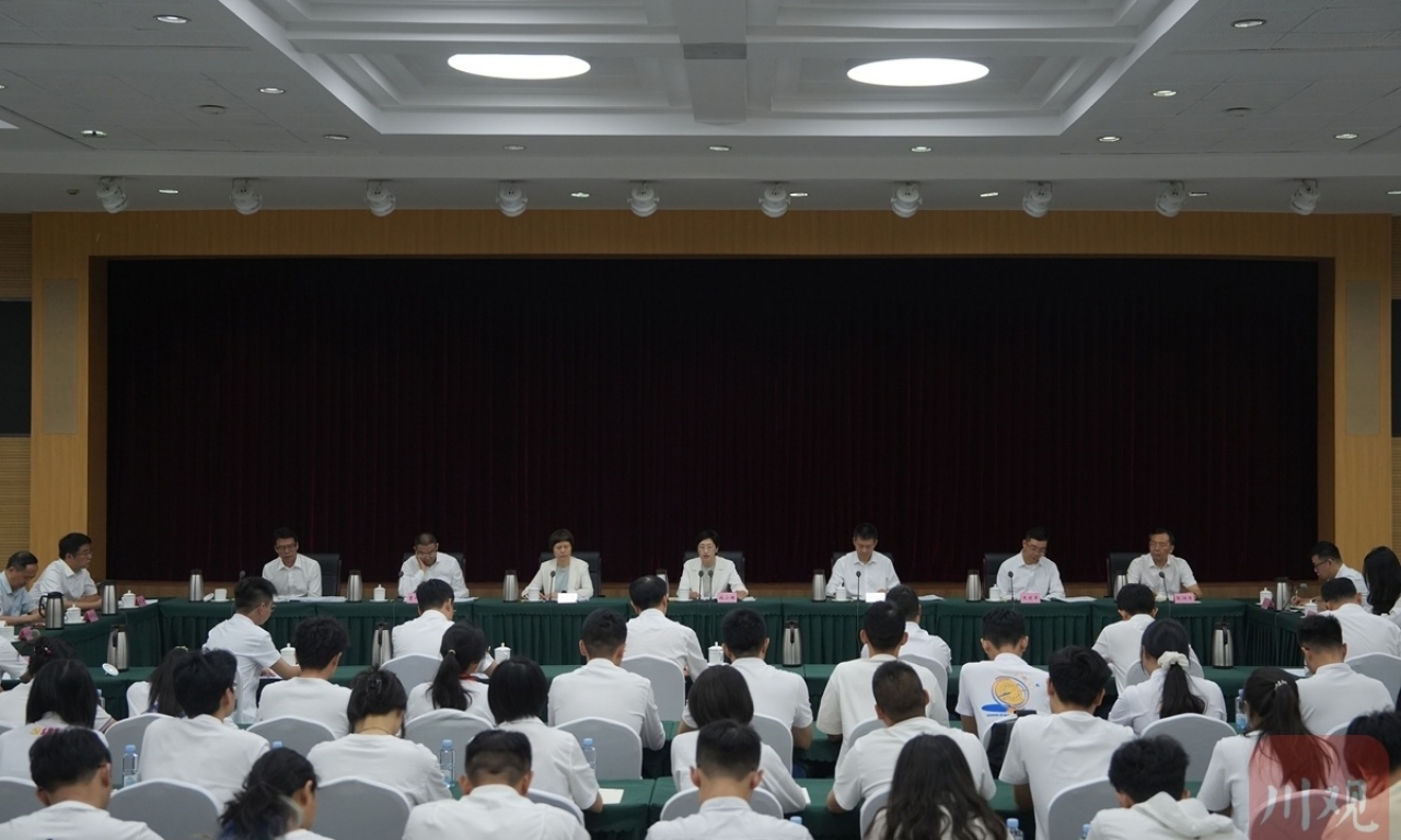 四川省省长施小琳在电子科技大学同师生座谈交流